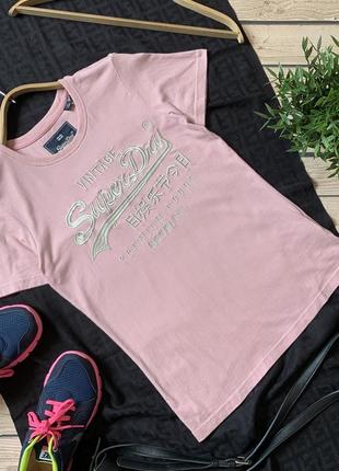 Футболка тенниска женская супердрай superdry розовая пудровая с надписью с вышитым логотипом натуральная хлопковая