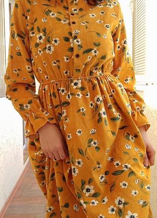 Жовтогаряче плаття з квітковим принтом