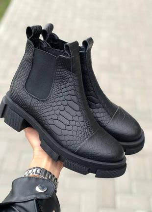 Стильные низкие челси с кожи с тиснением под рептилию чёрные