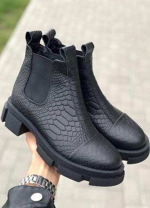 Стильные низкие челси с кожи с тиснением под рептилию чёрные