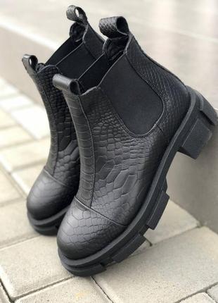 Стильные низкие челси с кожи с тиснением под рептилию чёрные