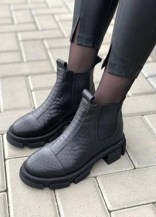 Стильные низкие челси с кожи с тиснением под рептилию чёрные