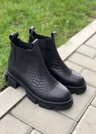 Стильные низкие челси с кожи с тиснением под рептилию чёрные