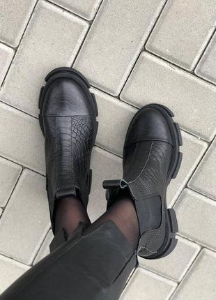 Стильные низкие челси с кожи с тиснением под рептилию чёрные