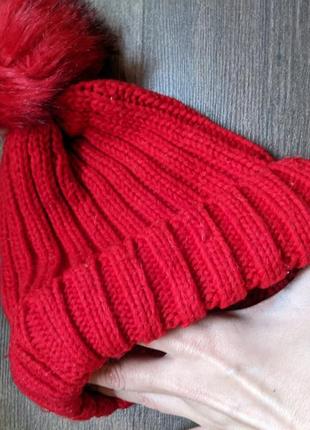 Шапочка зимова в'язана червоного кольору з помпоном6 фото