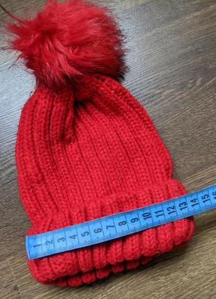 Шапочка зимова в'язана червоного кольору з помпоном7 фото