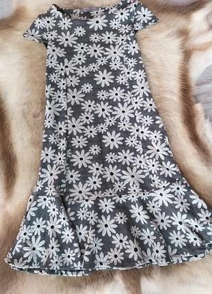 Плаття з рюшкою в низу