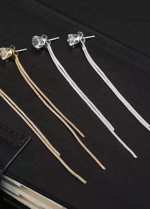 Стильні сережки-воздики з білим кристаломи пензликами в золотому кольорі3 фото