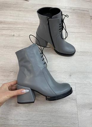 Жіночі черевики з натуральної шкіри сірого кольору передано шнурівці на каблуку 6 см застібаються молнии