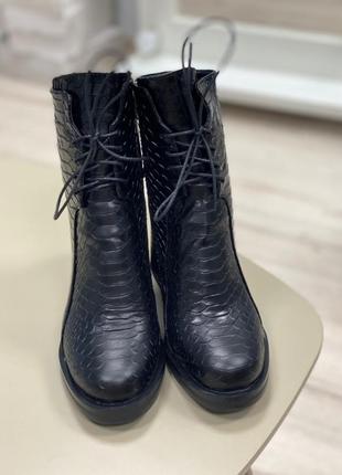 Жіночі черевики з натуральної шкіри в чорному кольорі на каблуку 6 см3 фото