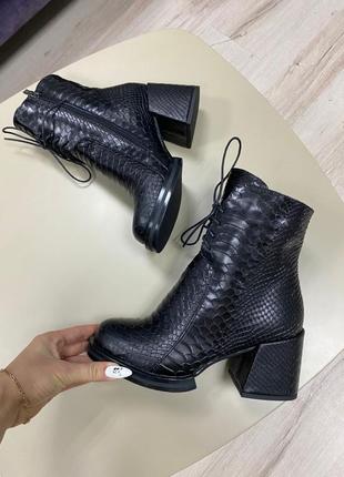Жіночі черевики з натуральної шкіри в чорному кольорі на каблуку 6 см2 фото