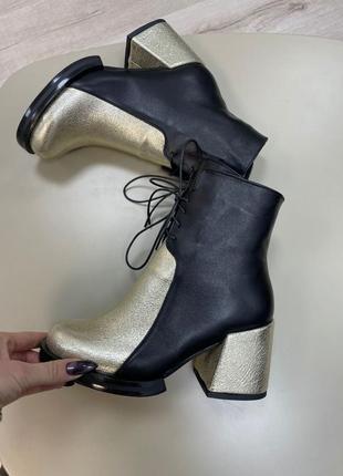 Жіночі шкіряні черевики з натуральної шкіри комбінована золотим та чорного кольору на каблуку 6 см