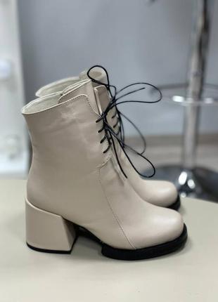 Жіночі черевики з натуральної шкіри молочного кольору на каблуку 6 см