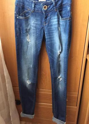 Стильные рваные джинсы bershka1 фото