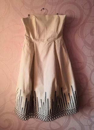 Бежевое платье-бандо