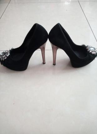 Супеские чорні туфлі з срібним каблуком алдо