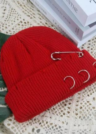 Коротка рвана шапка міні біні з шпилькою червона.1 фото