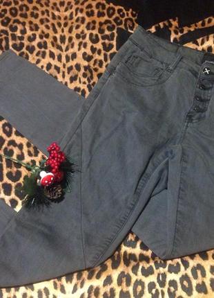 Крутые серые джинсы скини