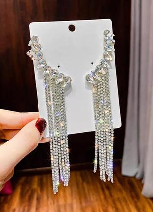 Модні довгі сережки-пензля зі стразами в срібному кольорі.4 фото