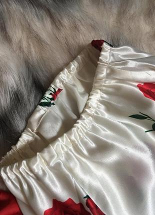 Спідниця атласна в квітковий принт сатинова юбка кремова з червоними розами -s,m.4 фото