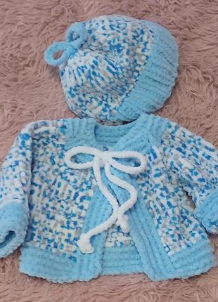 Комплект для малюка: шапочка та кофточка зв'язані з плюшевої пряжі