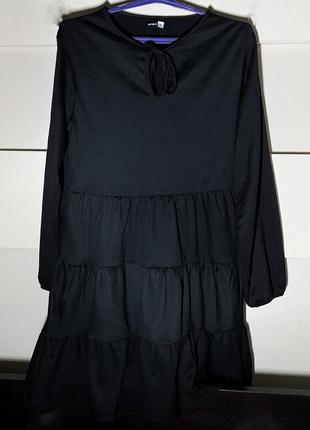 Красивое черное платье в рубчик