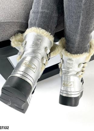 Зимние женские кожаные теплые и удобные мунбуты сапоги с мехом овчина натуральная кожа серебристые серебряные дутики зима со шнуровкой6 фото