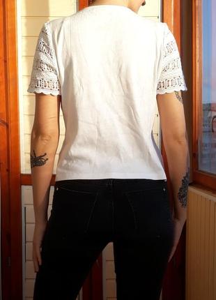 Стильная белая футболка с ажурными плечами ажур кружево3 фото