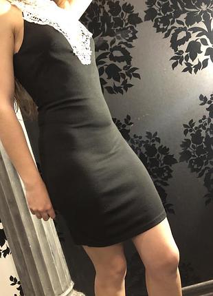 Очень красивое черное мини платье с кружевом