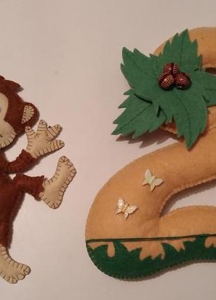 Фетровая двоечка с обезьянкой