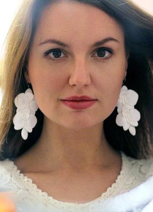 Большие белые серьги с цветами из полимерной глины "орхидеи с бутонами" .