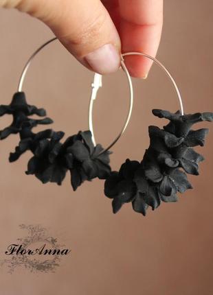 Черные серьги кольца с цветами из полимерной глины "стефанотисы". подарок девушке