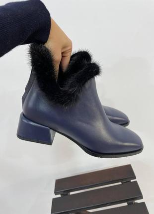 Жіночі зимові хайтопи з натуральної шкіри цьому темно-синього кольору декоровані натуральной норкою каблуку 3 см
