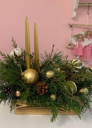 Декор дві свічки у підсвічнику зі свіжої туї. новорічна різдвяна композиція на стіл4 фото