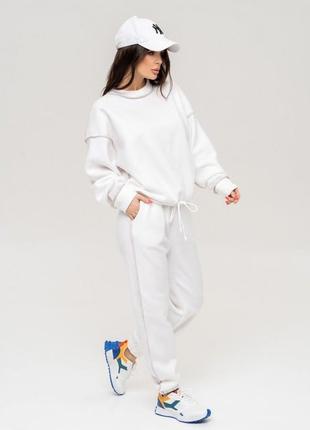 Белый флисовый костюм с внешними швами2 фото