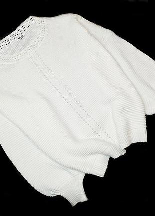 Светлый белый свитер с обьемными рукавами