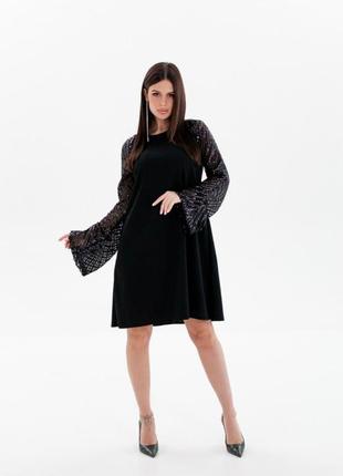 Черное платье-трапеция с блестящими рукавами1 фото