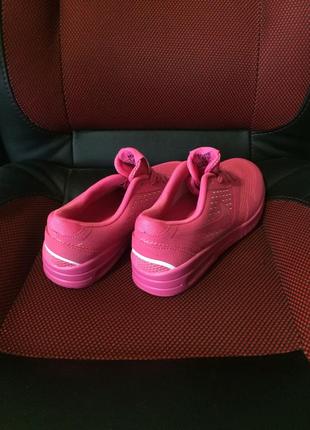 Кросівки яскраво рожеві 36,37 маломерят3 фото