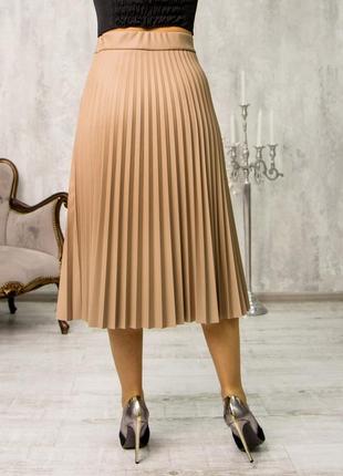 Длинная женская юбка-трапеция в складку бежевого цвета 44-563 фото