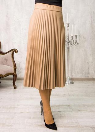 Длинная женская юбка-трапеция в складку бежевого цвета 44-561 фото