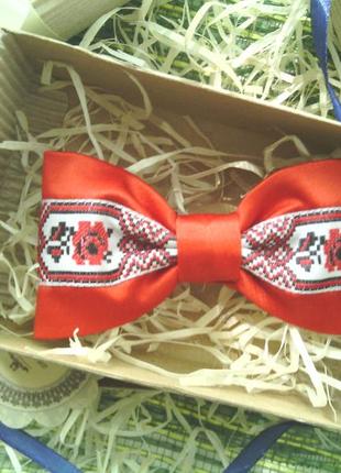 Краватка-метелик в українському стилі