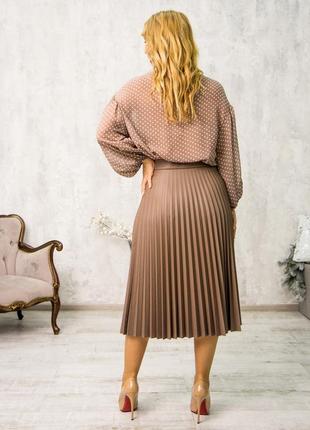 Кожаная удлиненная женская юбка-миди плисе цвета мокко большого размера 44-567 фото