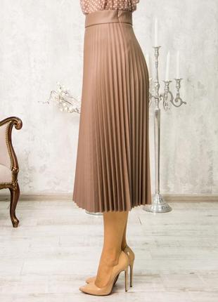 Кожаная удлиненная женская юбка-миди плисе цвета мокко большого размера 44-563 фото