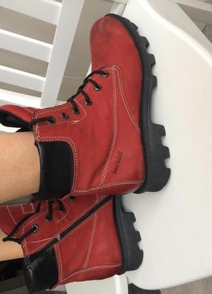 Красные ботинки на толстой грубой подошве9 фото