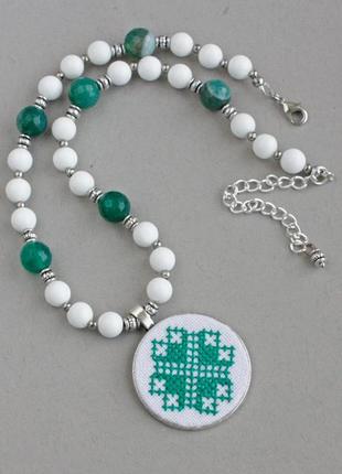Зеленое колье чокер из агата бусы с подвеской украшения под вышиванку