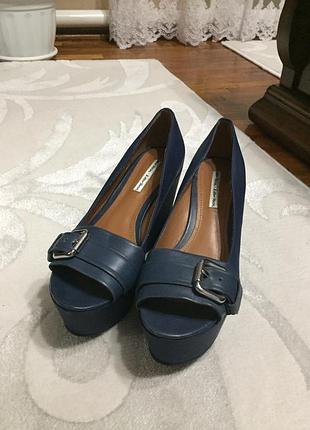 Синие туфли с открытым носочком