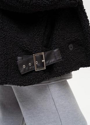 Черная короткая куртка из искусственного меха4 фото