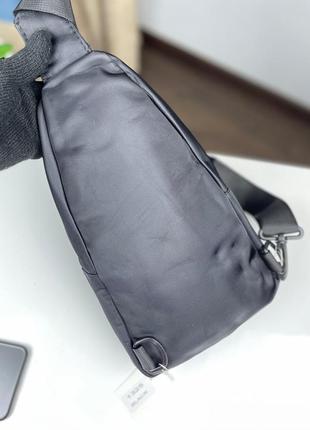 Чоловіча сумка бананка на груди месенджер чорна, водонепроникна сумка слінг, легка сумка з текстилю8 фото