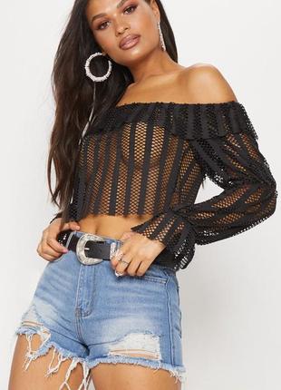 Чорний топ в сітку prettylittlething