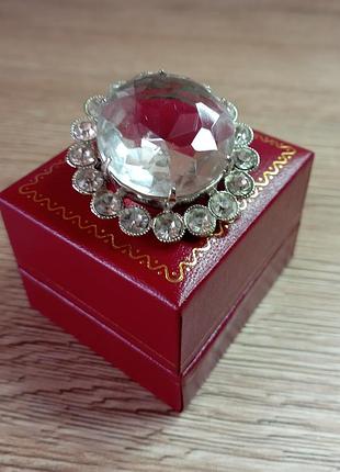 Гарна брошка